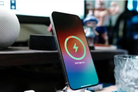 巴里坤苹果15换屏服务分享用什么充电器给iPhone15充电更好 